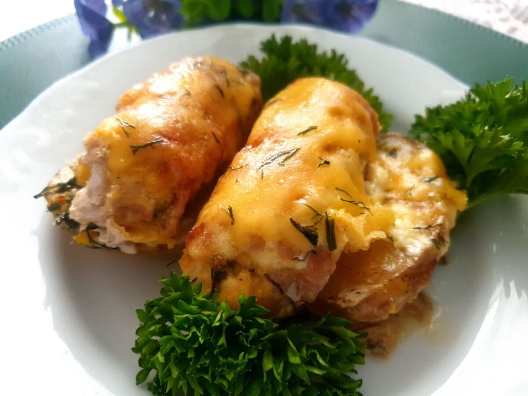 Запечённый картофель с мясными рулетами под аппетитной сырной корочкой
