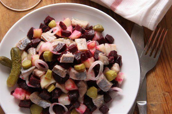 Салат из сельди с овощами и яблоком