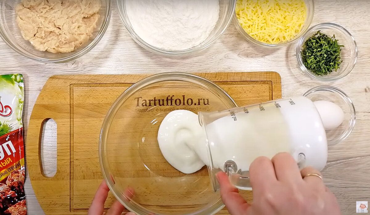 Тонкие лепешки на кефире с мясной начинкой: легкость и вкус в каждом укусе