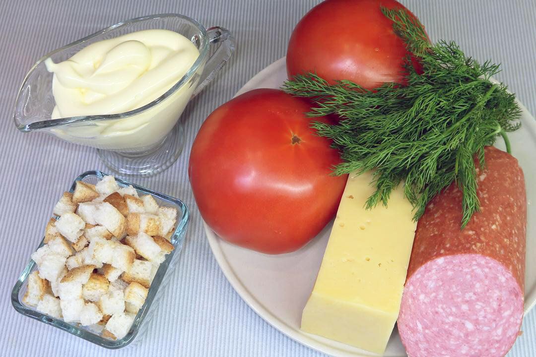 Неповторимый салат с сыром и колбасой: быстро и вкусно