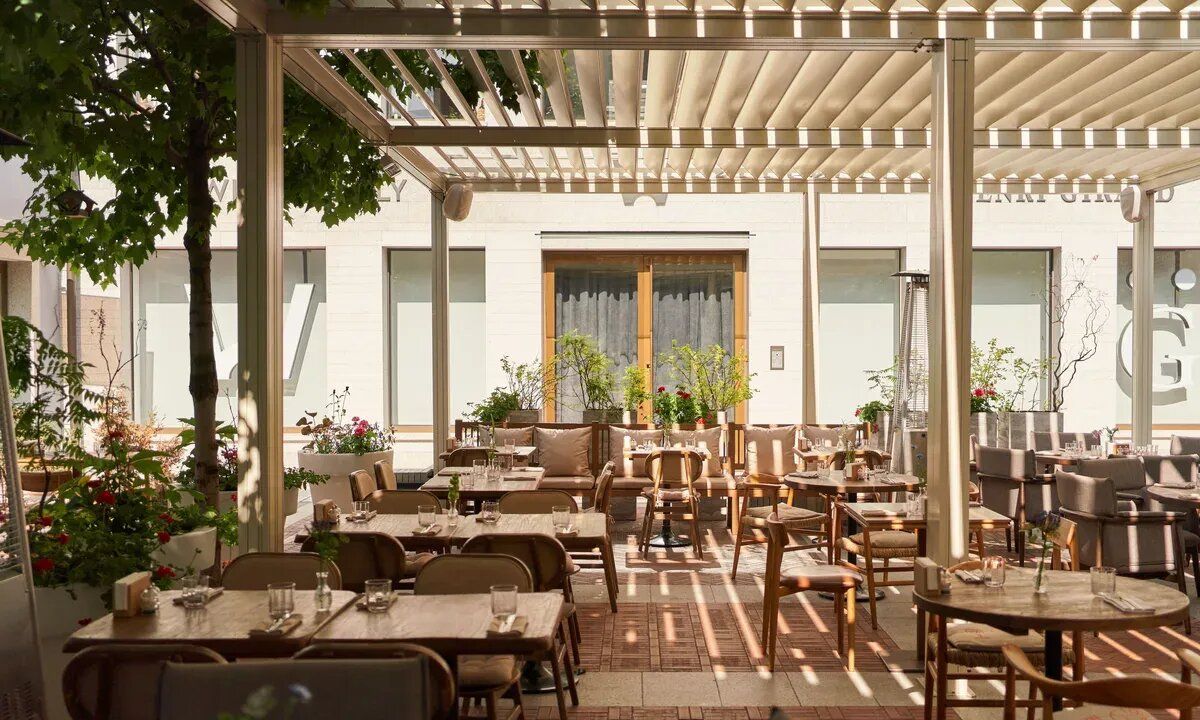 Уютный зеленый двор Share bistro предлагает летние блюда и уникальные коктейли