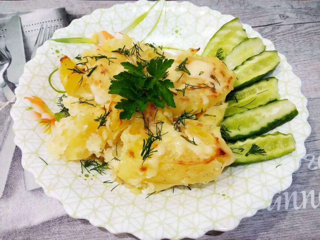 Запеченный молодой картофель в сметане и сыре: нежное блюдо для любого стола