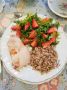 Салат с клубникой, запеченная курица и киноа: легкость и изящество на вашем столе